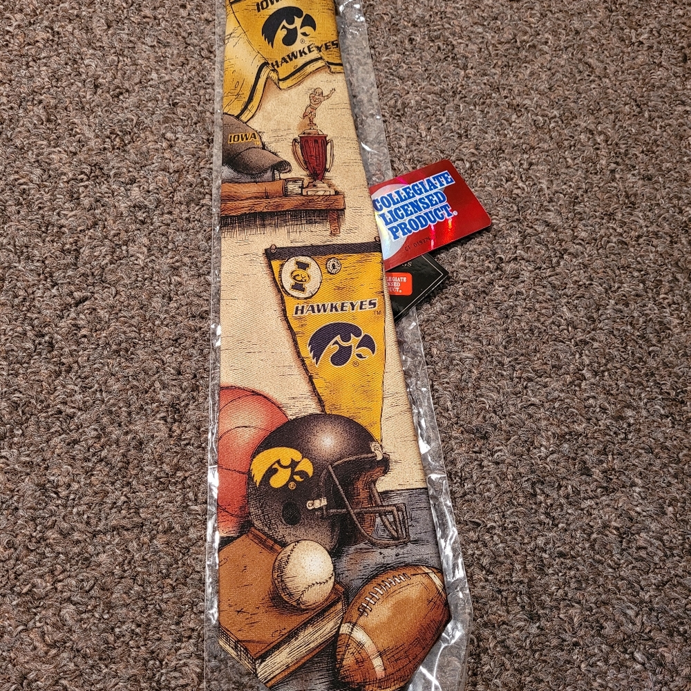 Men's Iowa Hawkeyes Sports Dress Tie. - Picture 2 of 3